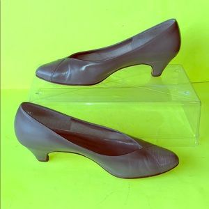 Vintage naturalizer 8.5 grey leather snake heel